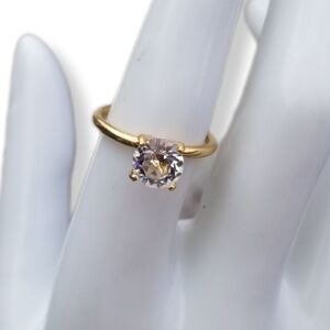 UNCAS VINTAGE GOLDPLATED & GLASS STONE SOLITAIRE LADIES RING